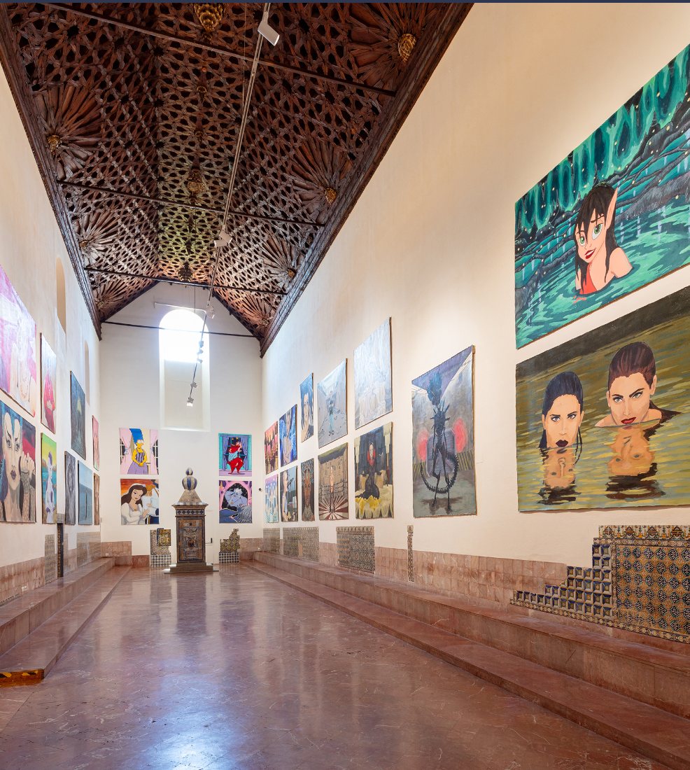Nave mudéjar del CAAC con las pinturas de Manuela Solano bajo el artesonado de madera
