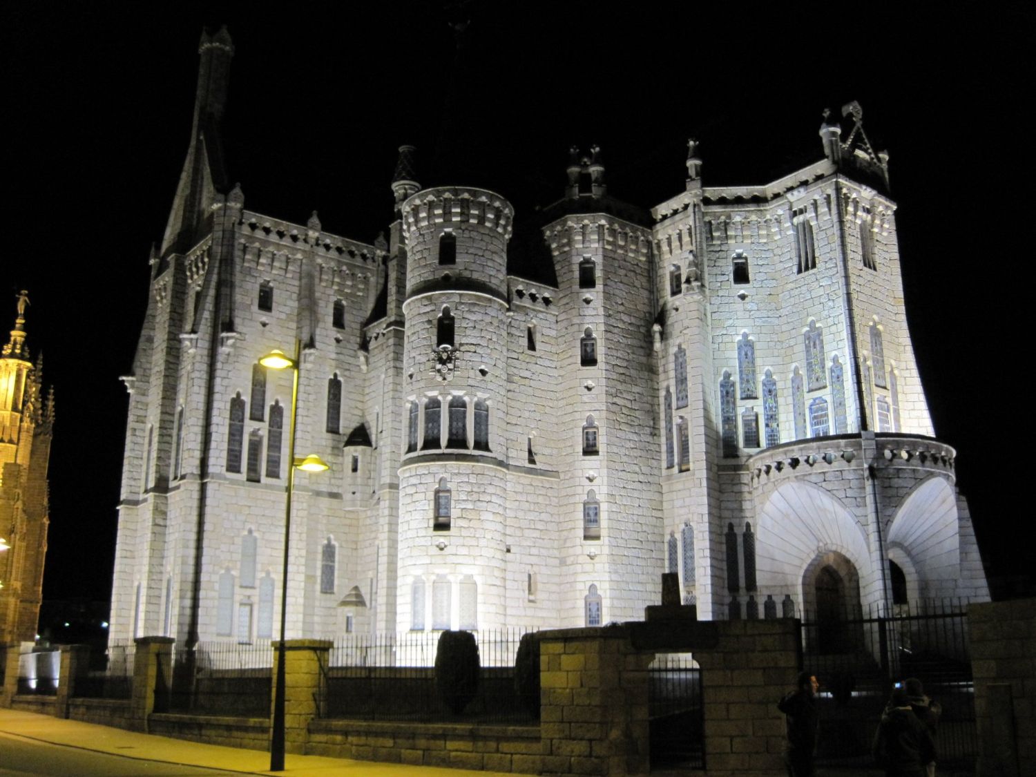 Palacio Episcopal de Astorga de Gaudí, iluminado de noche
