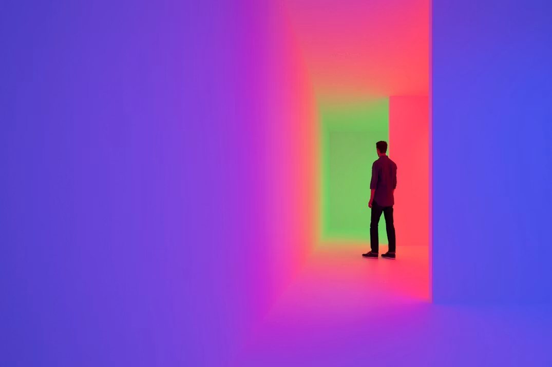 Un visitante avanza por el corredor de color de Cromosaturación