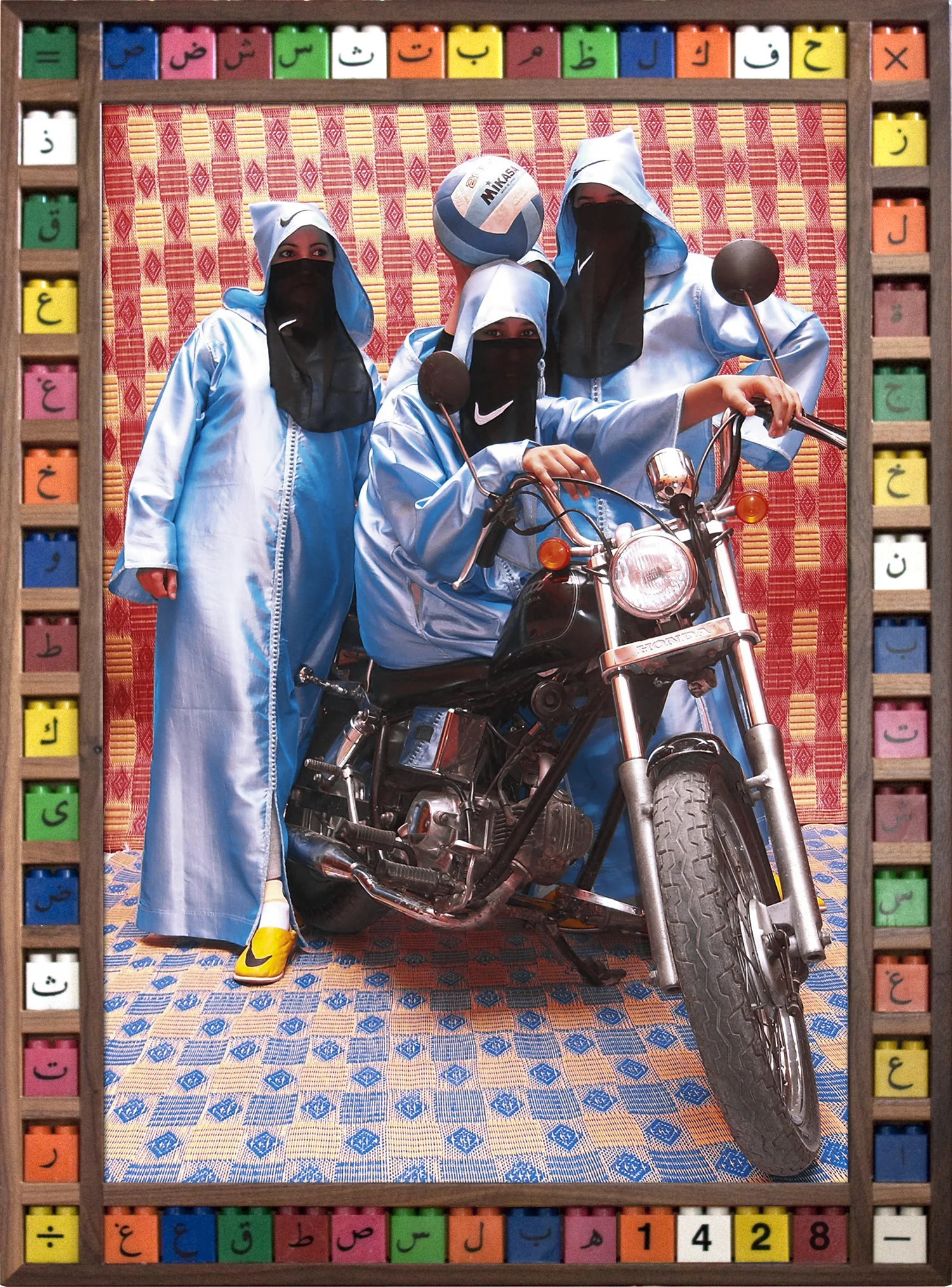 Tres moteras de Marrakech con chilabas de raso azul y velo, junto a una motocicleta, en un marco de piezas con el alfabeto árabe