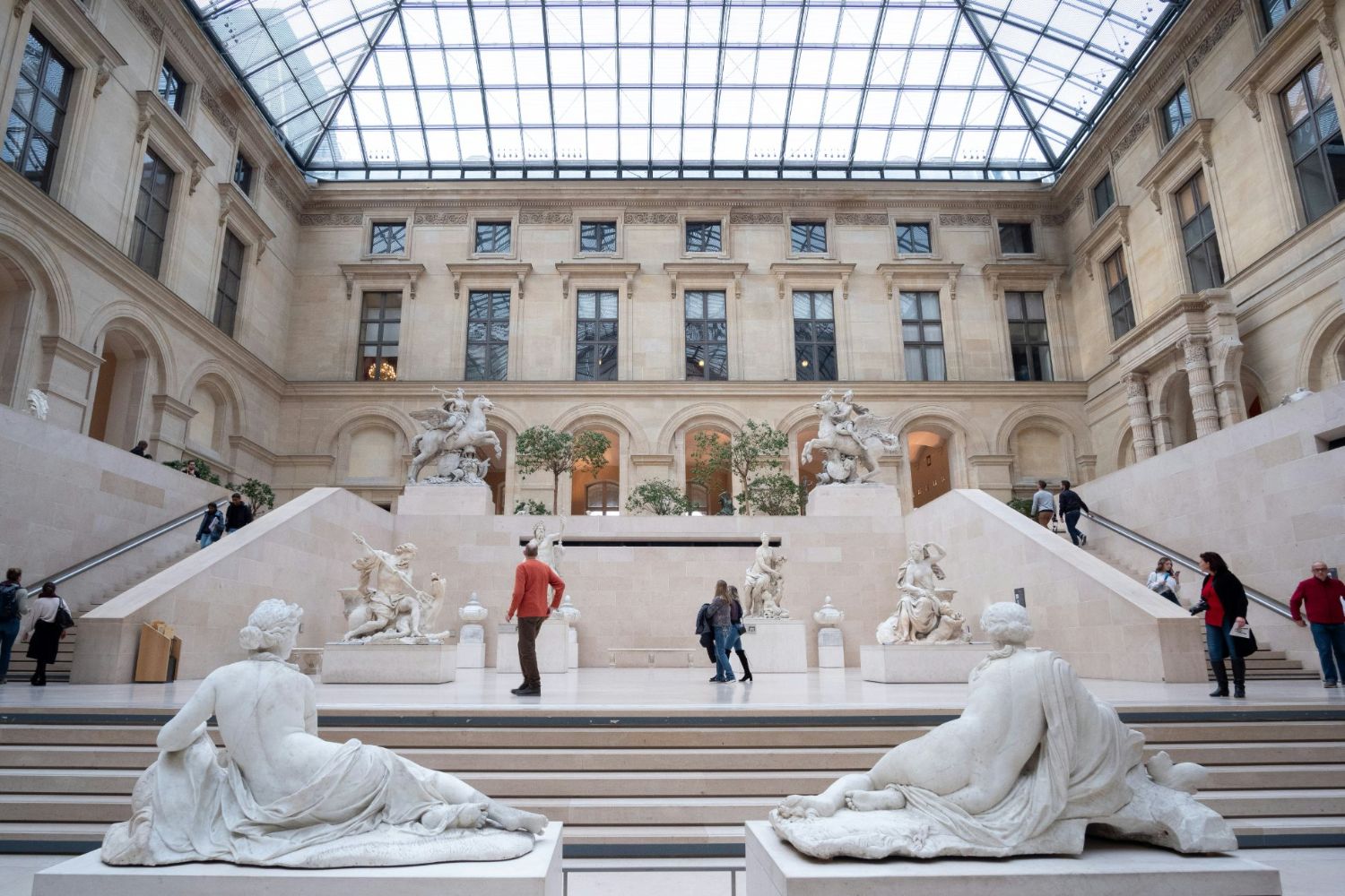 Patio de esculturas del Museo del Louvre, París