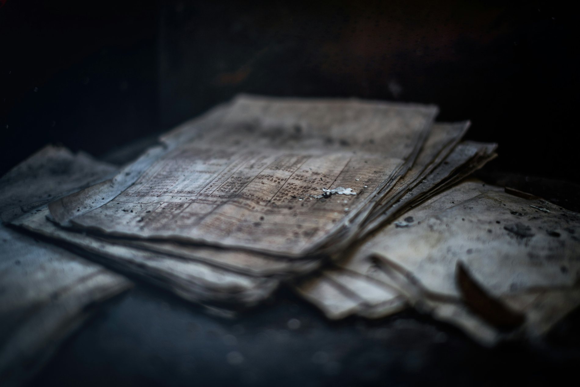 Cuentas viejas, tinta desvaída y cordel de archivo